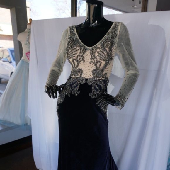 522 Azzure Couture, Beaded and Velvet Long sleeve - Picture 3 of 8
